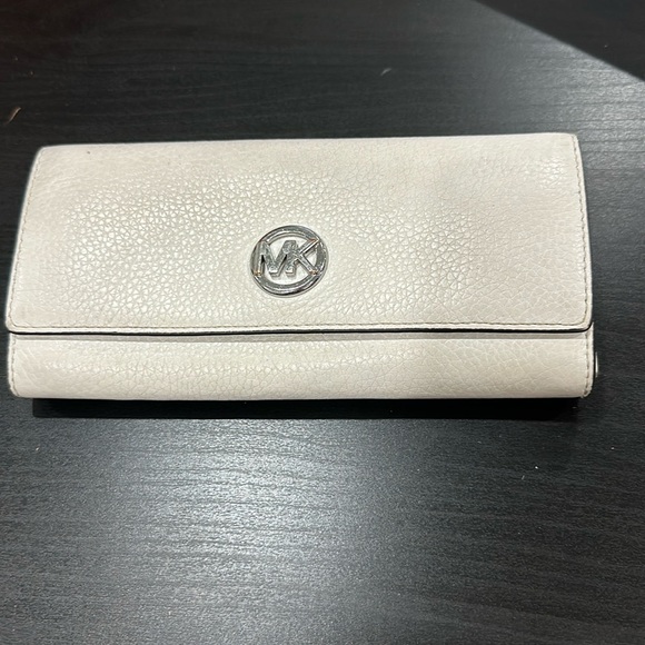 Michael Kors Handbags - 🌸 MICHAEL KORS WALLET 🌸